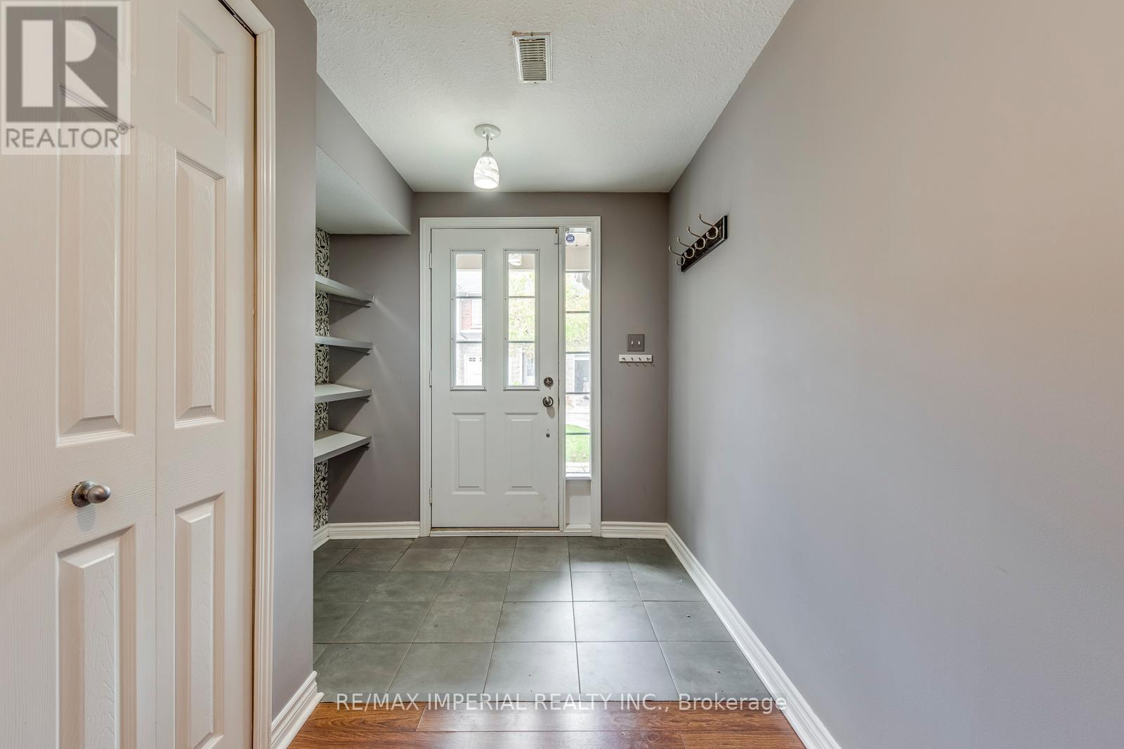 25 - 7 Southside Place, Hamilton (Mountview), Ontario  L9C 7W6 - Photo 3 - X12685610