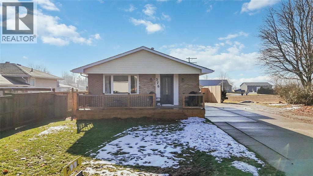 576 Front Street, Plympton-Wyoming, Ontario  N0N 1T0 - Photo 2 - 26000753