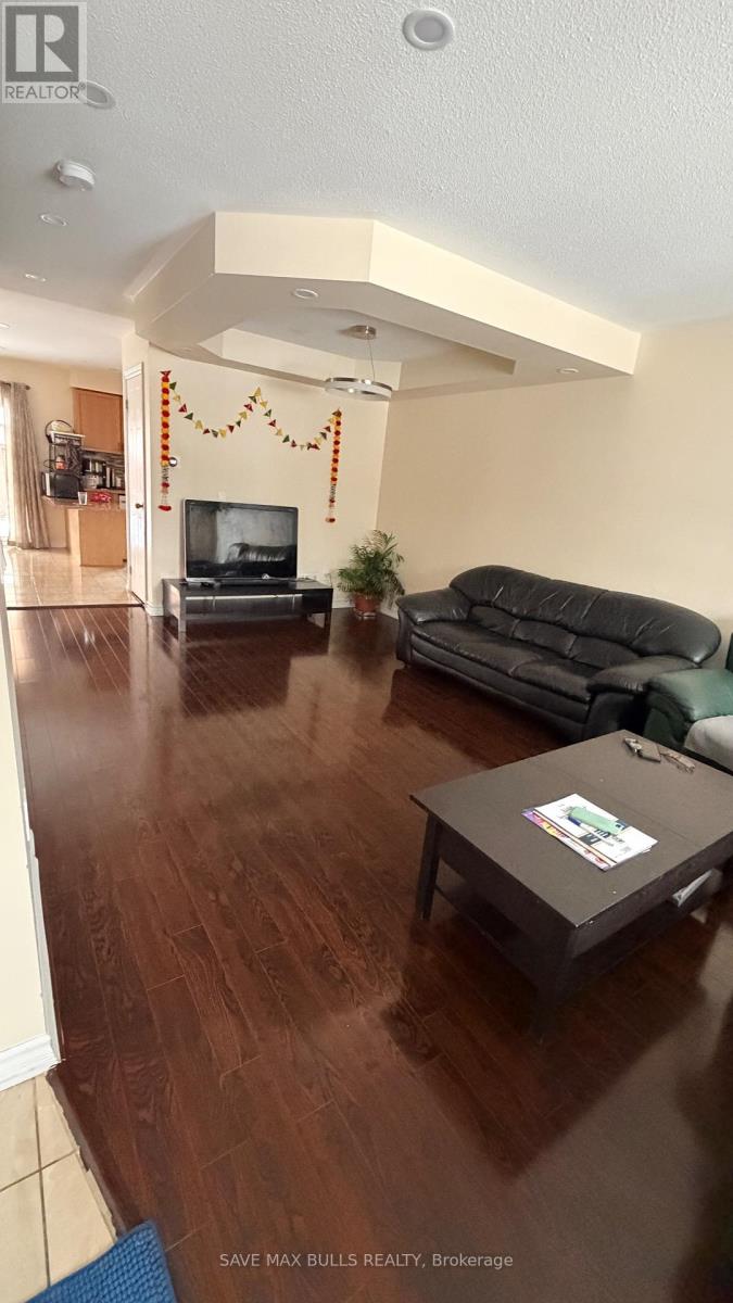 29 Softneedle Avenue, Brampton, Ontario  L6R 1K8 - Photo 2 - W12684416