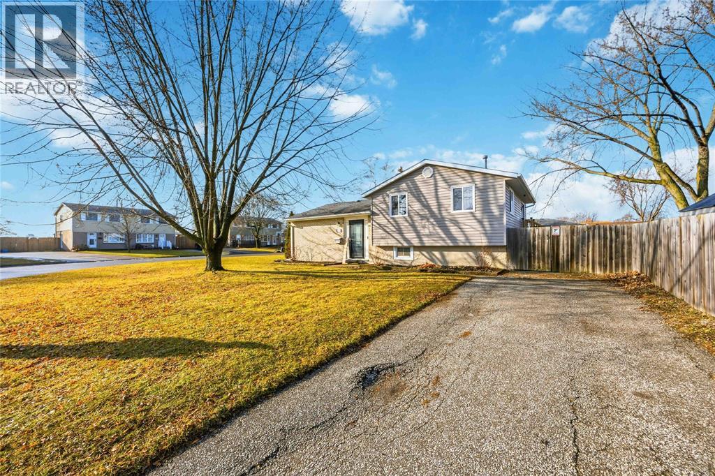 1178 Overlea Crescent, Sarnia, Ontario  N7S 4E7 - Photo 3 - 26000074