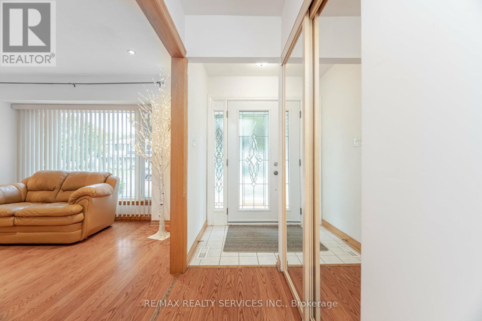 6 Glenmore Crescent, Brampton, Ontario  L6S 1H8 - Photo 5 - W12685640