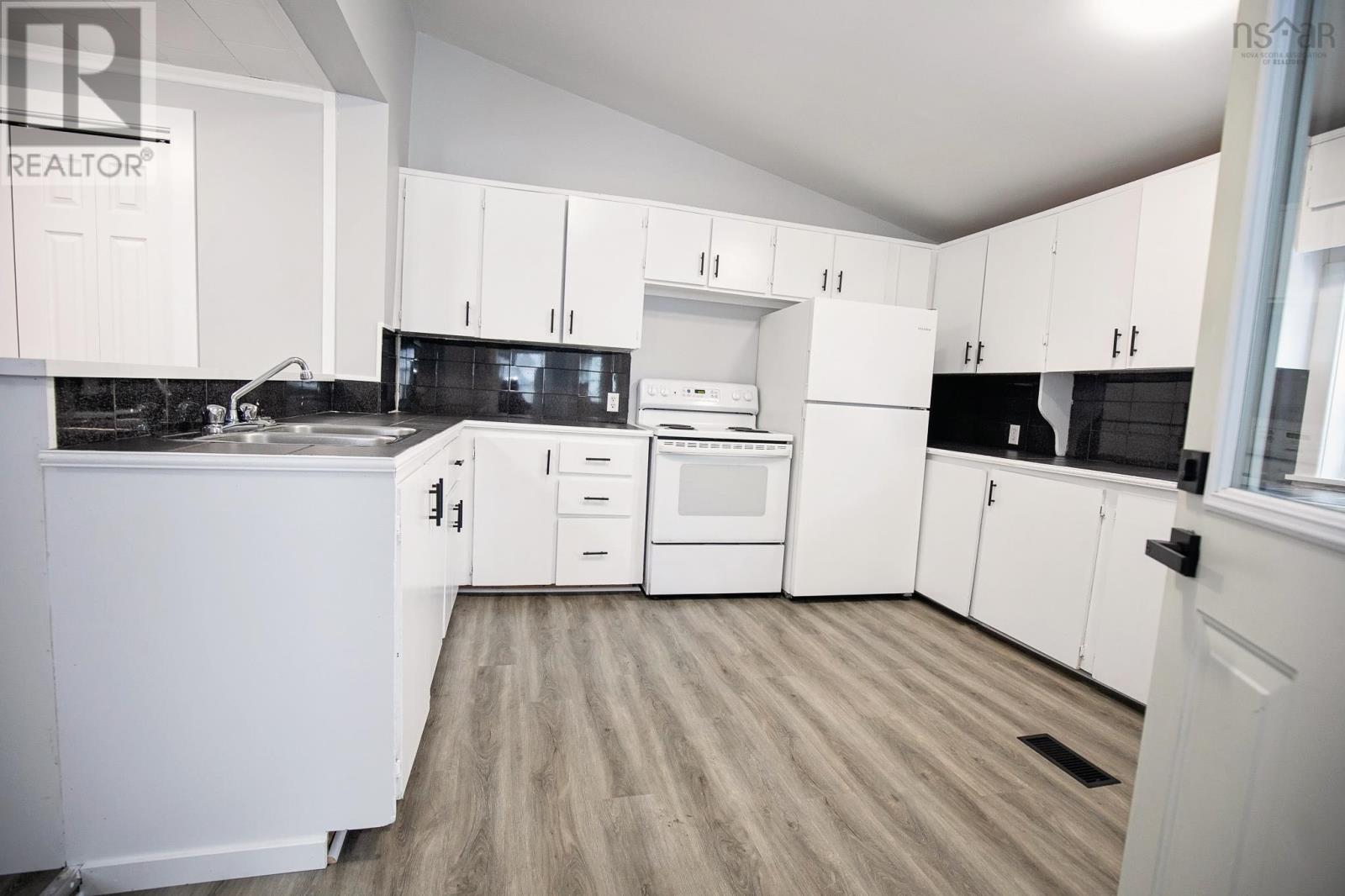 32 Douglas Avenue, Amherst, Nova Scotia  B4H 3E6 - Photo 11 - 202600554