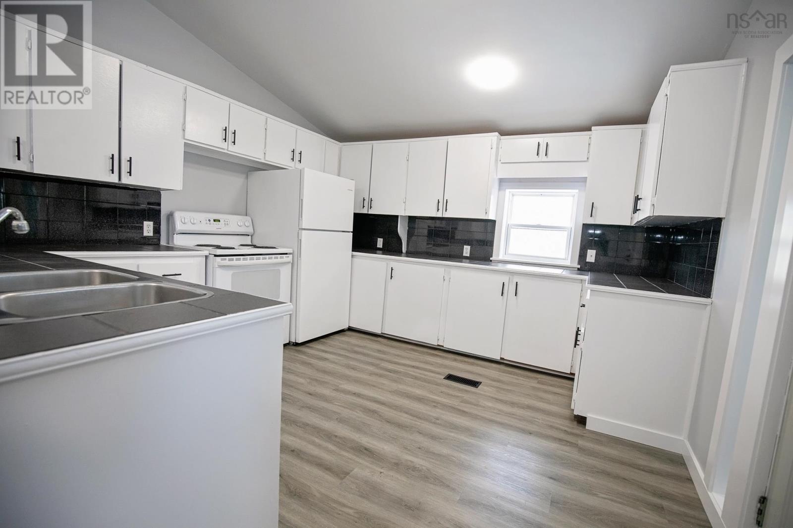 32 Douglas Avenue, Amherst, Nova Scotia  B4H 3E6 - Photo 15 - 202600554