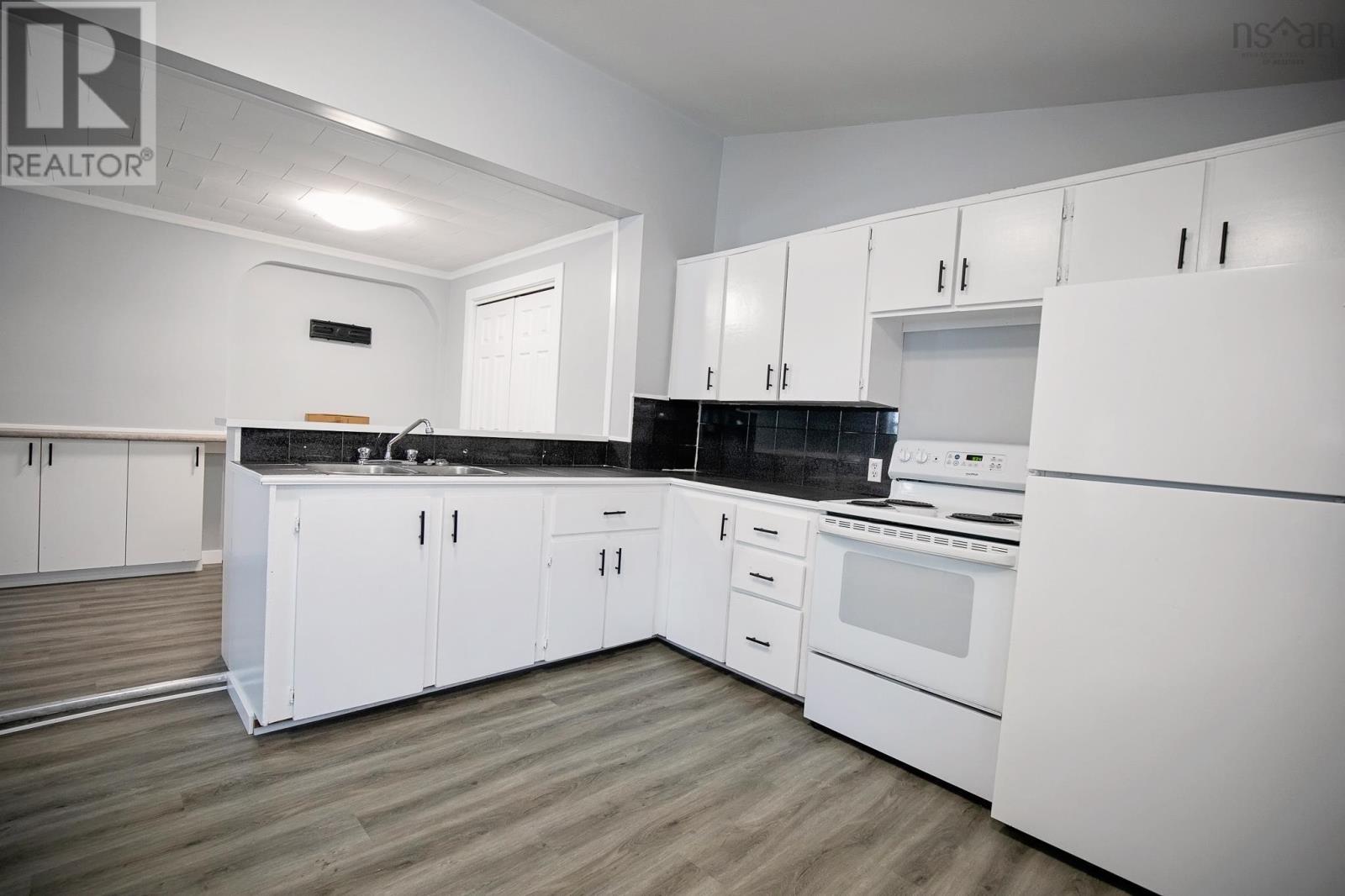 32 Douglas Avenue, Amherst, Nova Scotia  B4H 3E6 - Photo 12 - 202600554