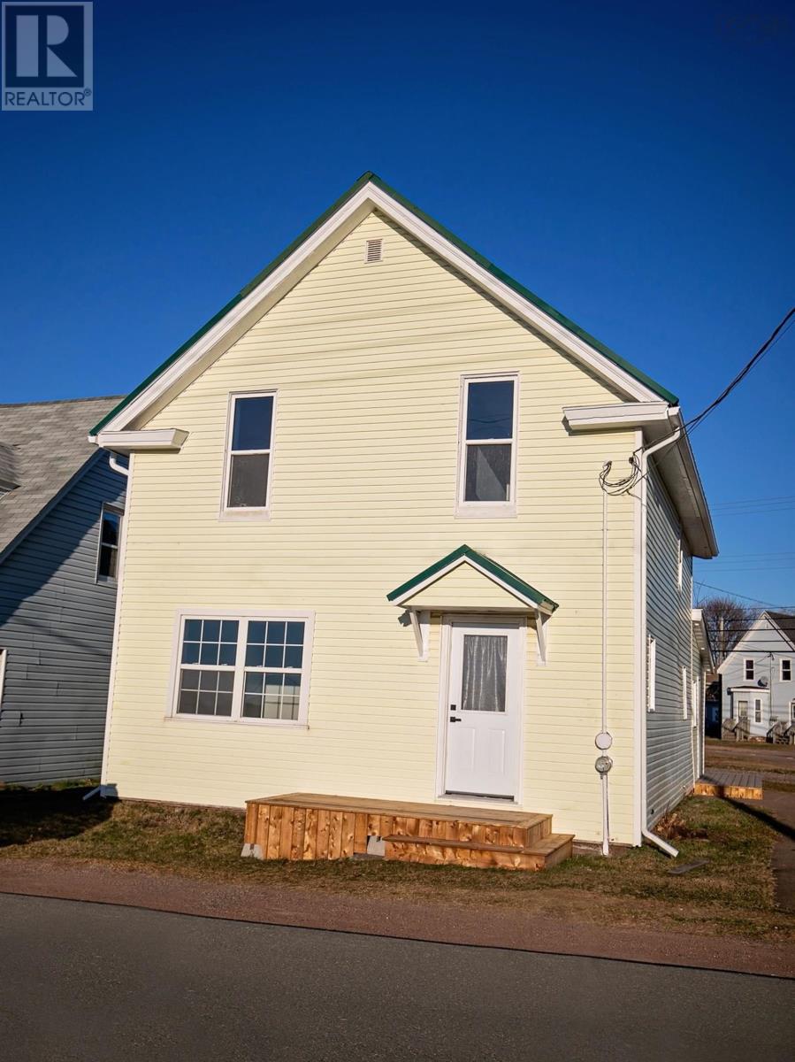 32 Douglas Avenue, Amherst, Nova Scotia  B4H 3E6 - Photo 2 - 202600554