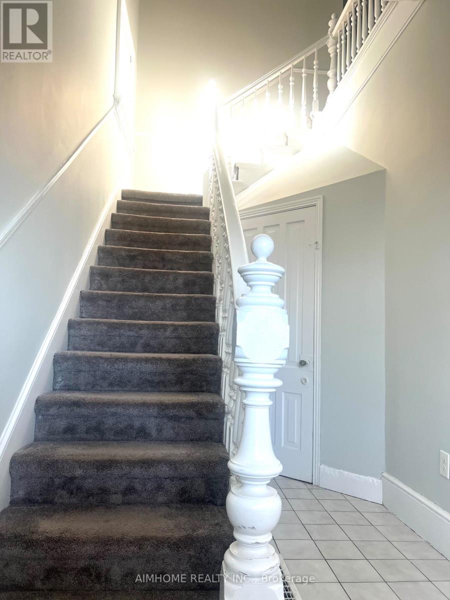 1421 Lakeshore Rd, Burlington, Ontario  L7S 1B3 - Photo 2 - W12685734