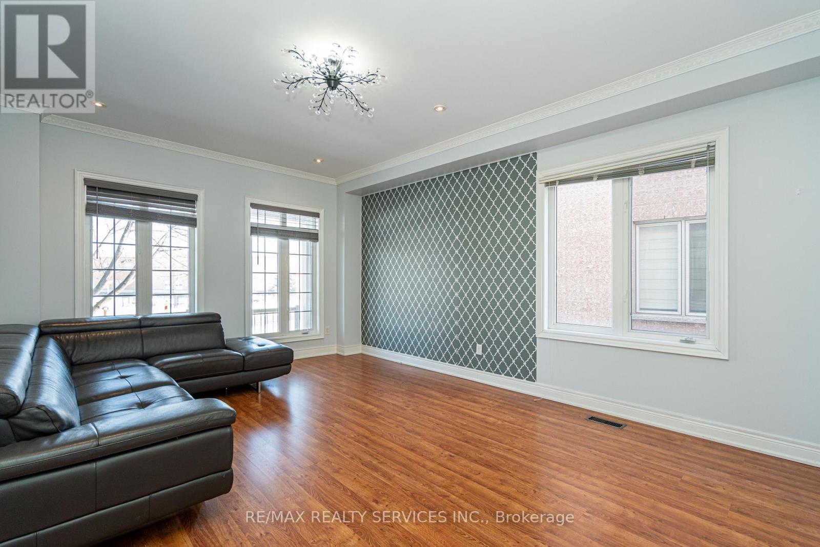 52 Mount Royal Circle, Brampton, Ontario  L6P 2K4 - Photo 16 - W12685756