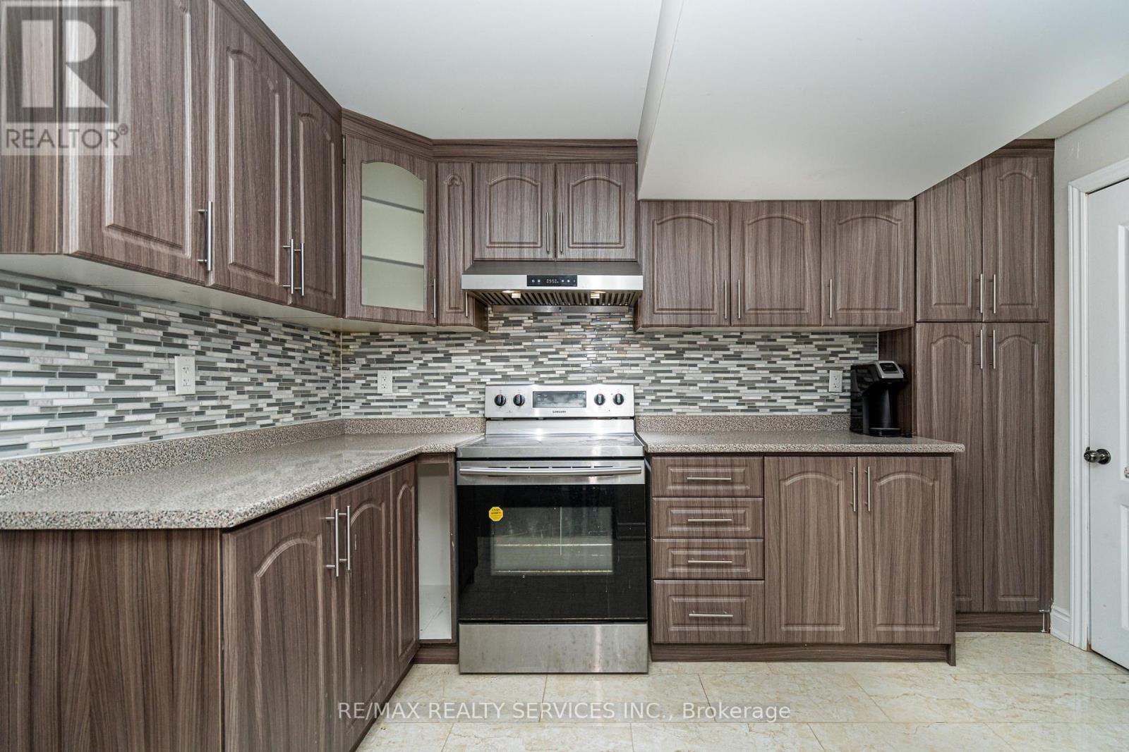 52 Mount Royal Circle, Brampton, Ontario  L6P 2K4 - Photo 35 - W12685756