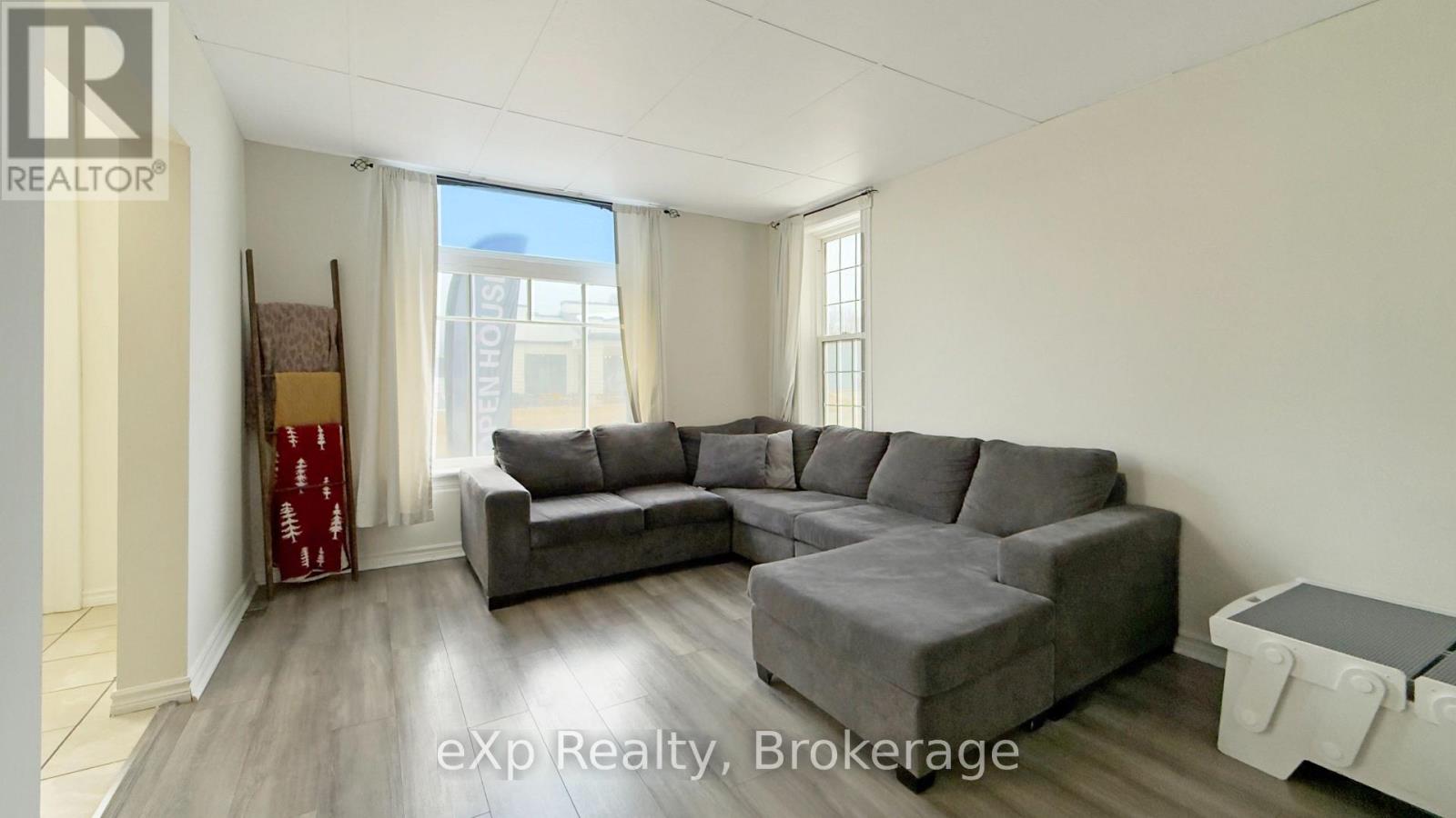 209 Garafraxa Street S, West Grey, Ontario N0G 1R0 - Photo 10 - X12615816