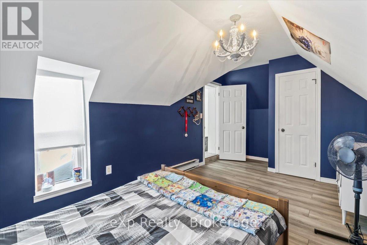 209 Garafraxa Street S, West Grey, Ontario N0G 1R0 - Photo 16 - X12615816