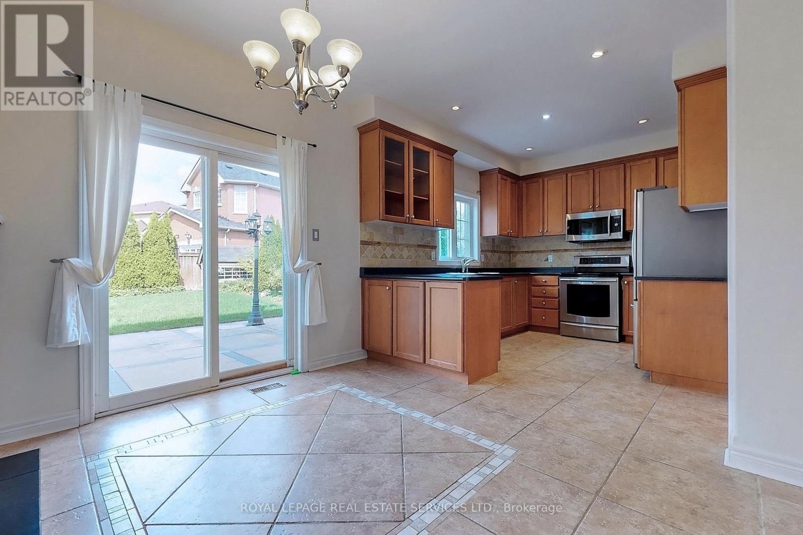 3074 Shannon Crescent, Oakville, Ontario  L6L 6B4 - Photo 15 - W12685900