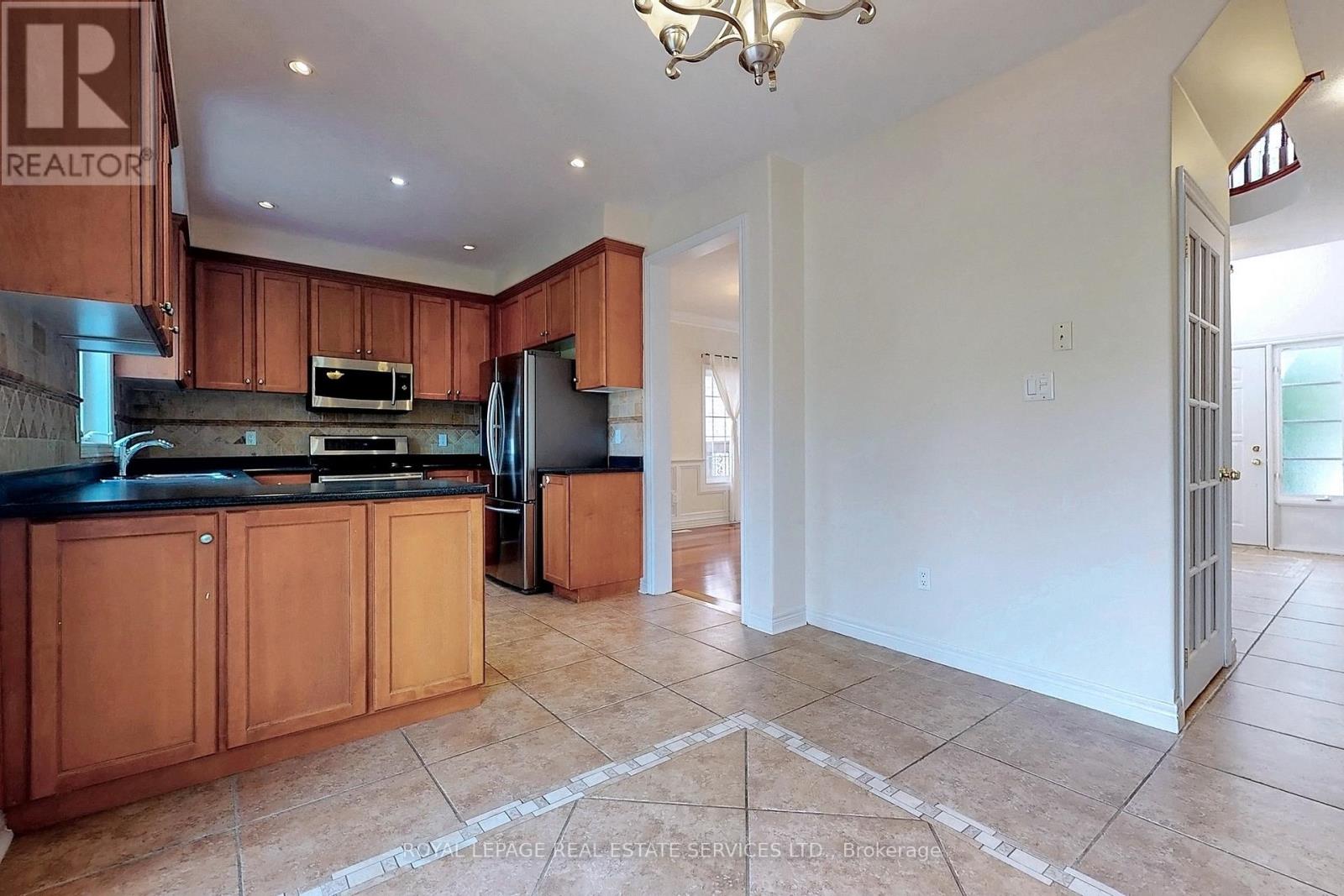 3074 Shannon Crescent, Oakville, Ontario  L6L 6B4 - Photo 16 - W12685900