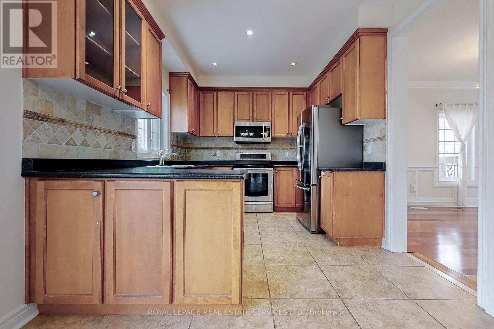 3074 Shannon Crescent, Oakville, Ontario  L6L 6B4 - Photo 17 - W12685900