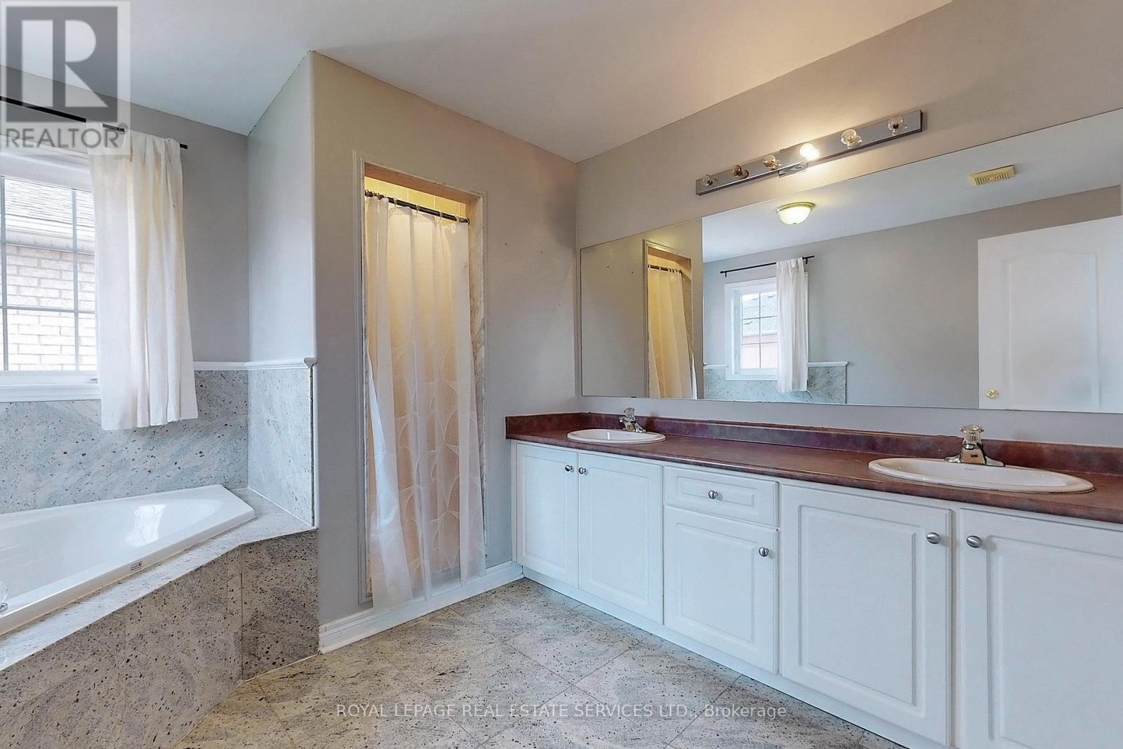 3074 Shannon Crescent, Oakville, Ontario  L6L 6B4 - Photo 24 - W12685900