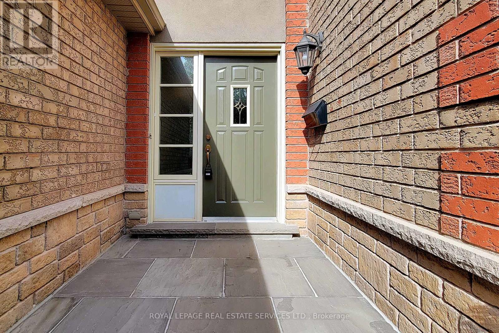 3074 Shannon Crescent, Oakville, Ontario  L6L 6B4 - Photo 4 - W12685900