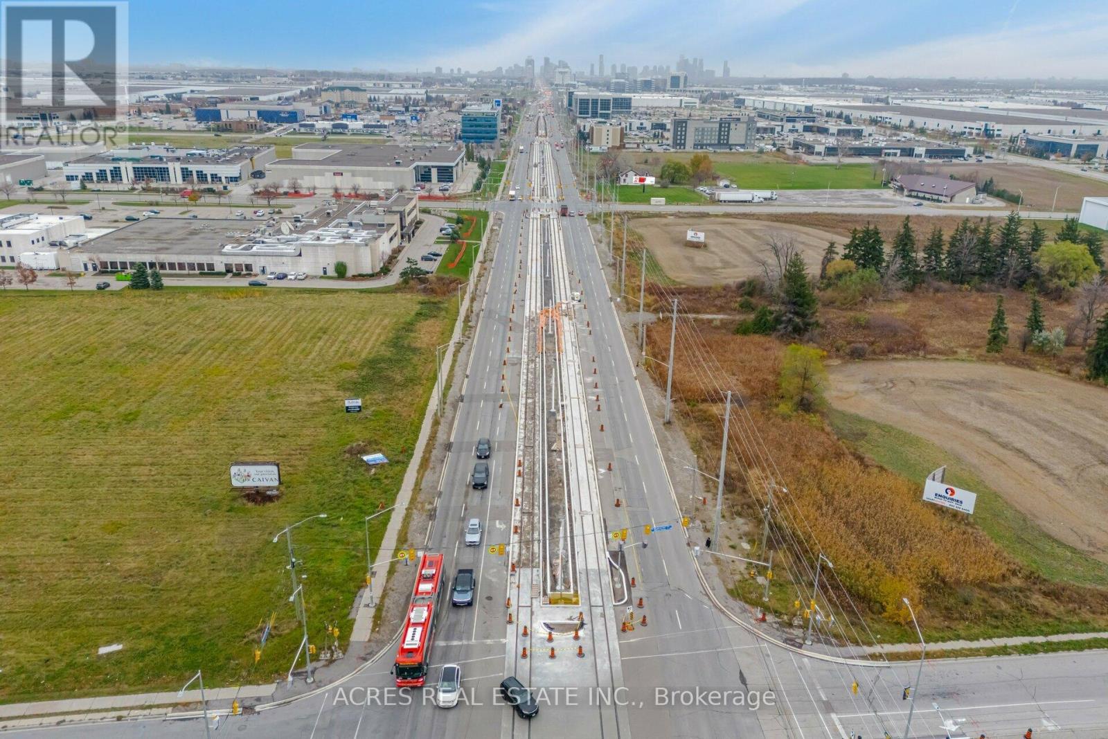 70 Superior Boulevard, Mississauga, Ontario  L5T 2X9 - Photo 3 - W12685908