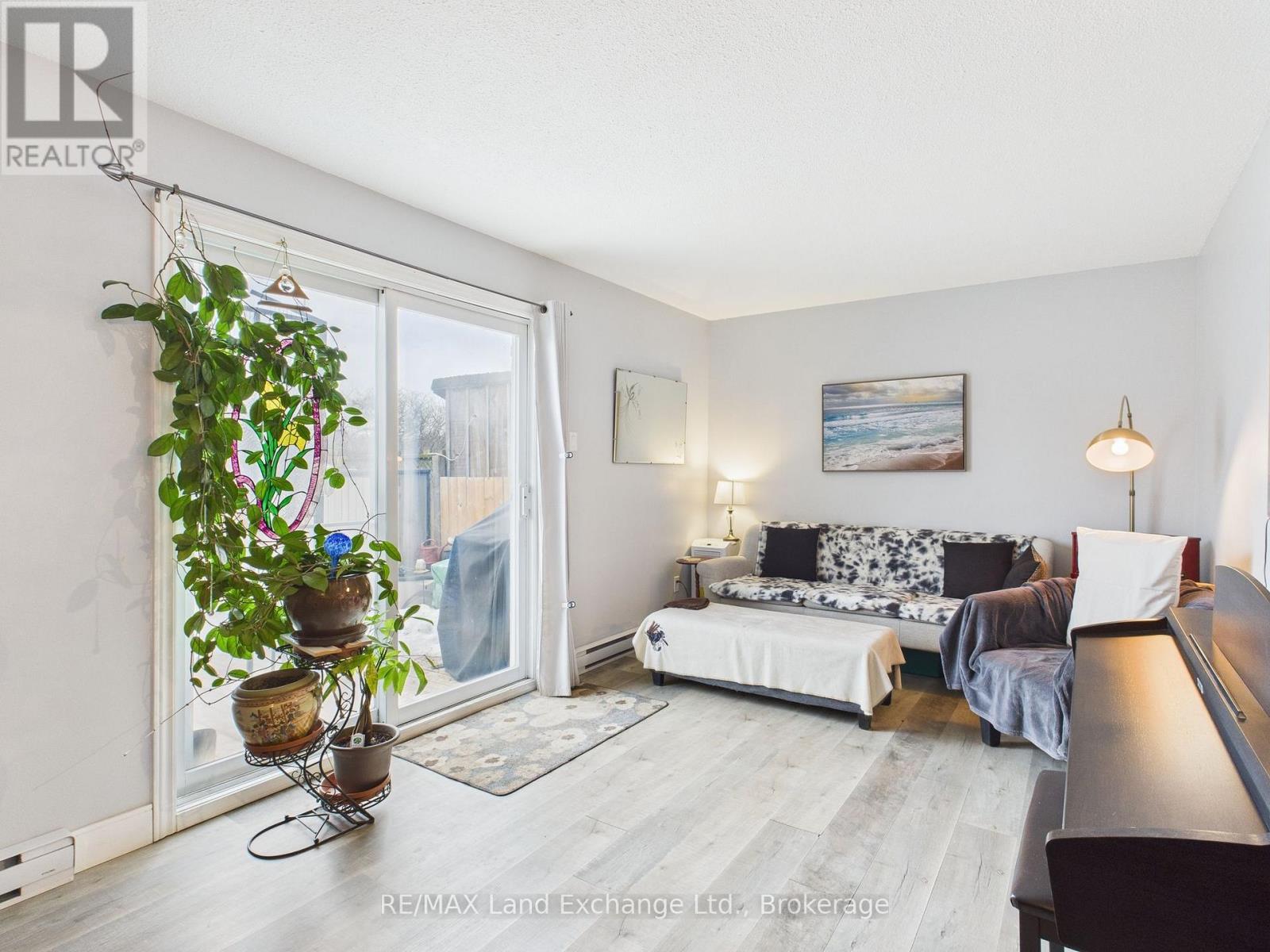 624 Hunter Street, Kincardine, Ontario  N2Z 1R7 - Photo 5 - X12686006