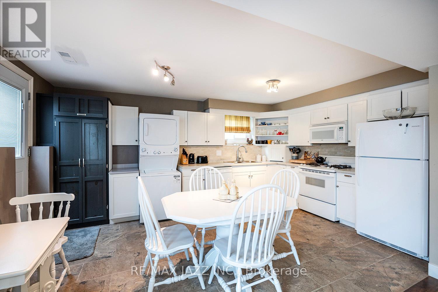 801 Tarn Court, Oshawa, Ontario  L1J 7C9 - Photo 1 - E12685968