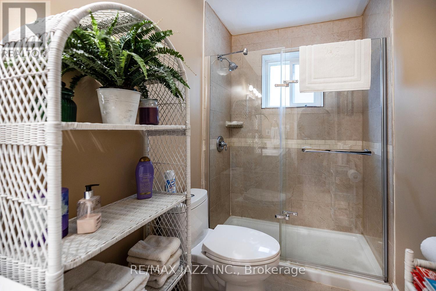 801 Tarn Court, Oshawa, Ontario  L1J 7C9 - Photo 5 - E12685968