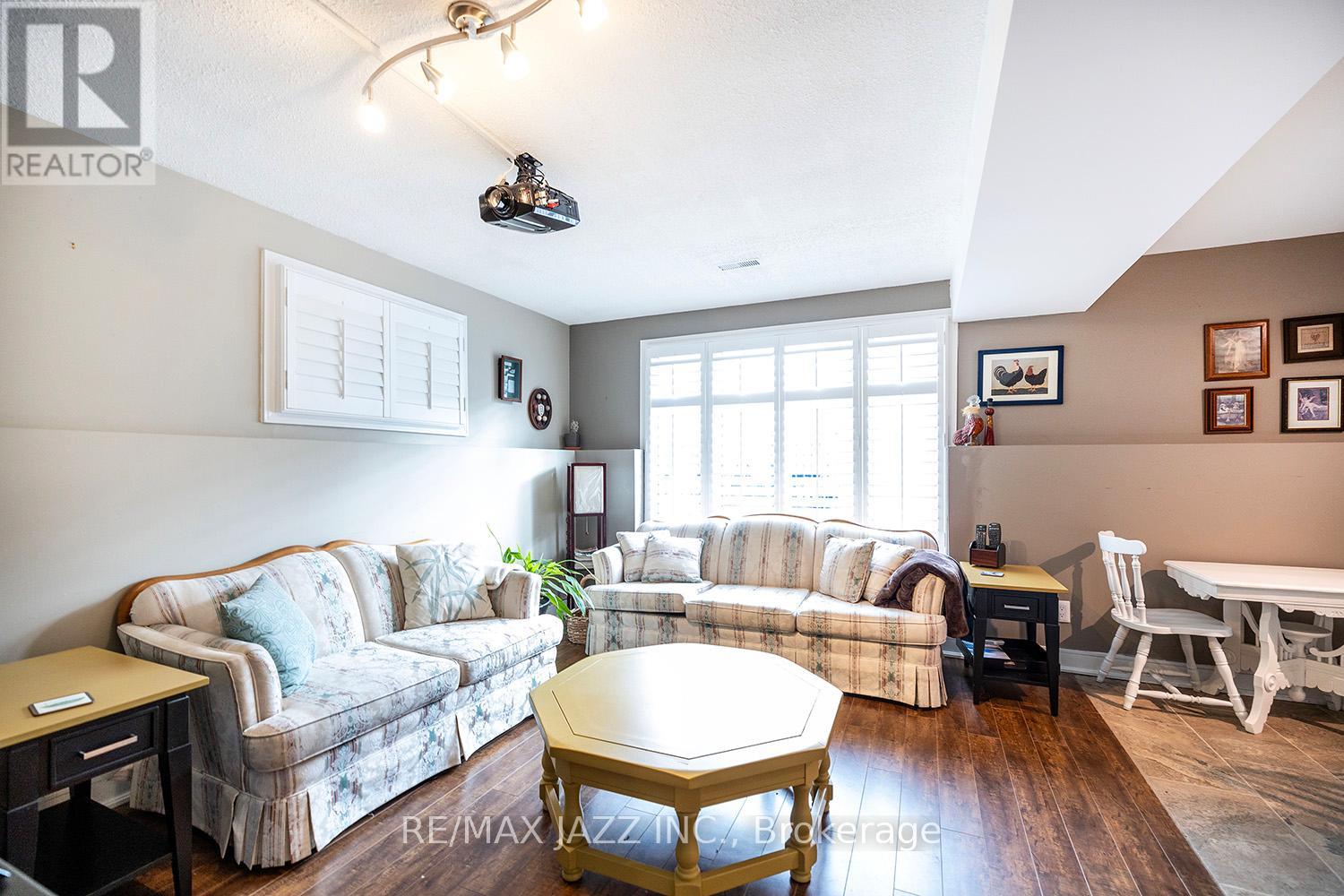 801 Tarn Court, Oshawa, Ontario  L1J 7C9 - Photo 6 - E12685968