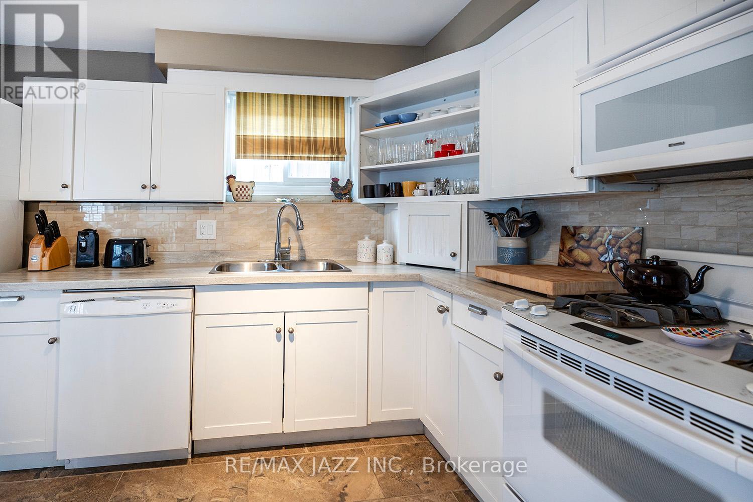 801 Tarn Court, Oshawa, Ontario  L1J 7C9 - Photo 8 - E12685968