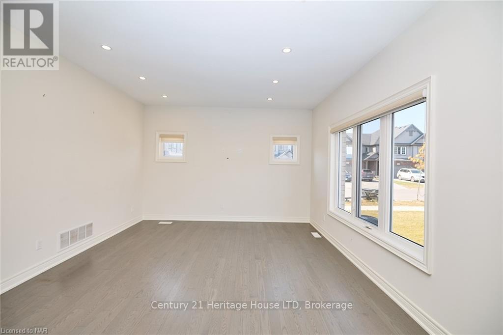 14 Overholt Drive, Thorold, Ontario  L0S 1K0 - Photo 11 - X12685952