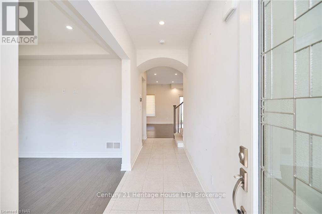 14 Overholt Drive, Thorold, Ontario  L0S 1K0 - Photo 5 - X12685952