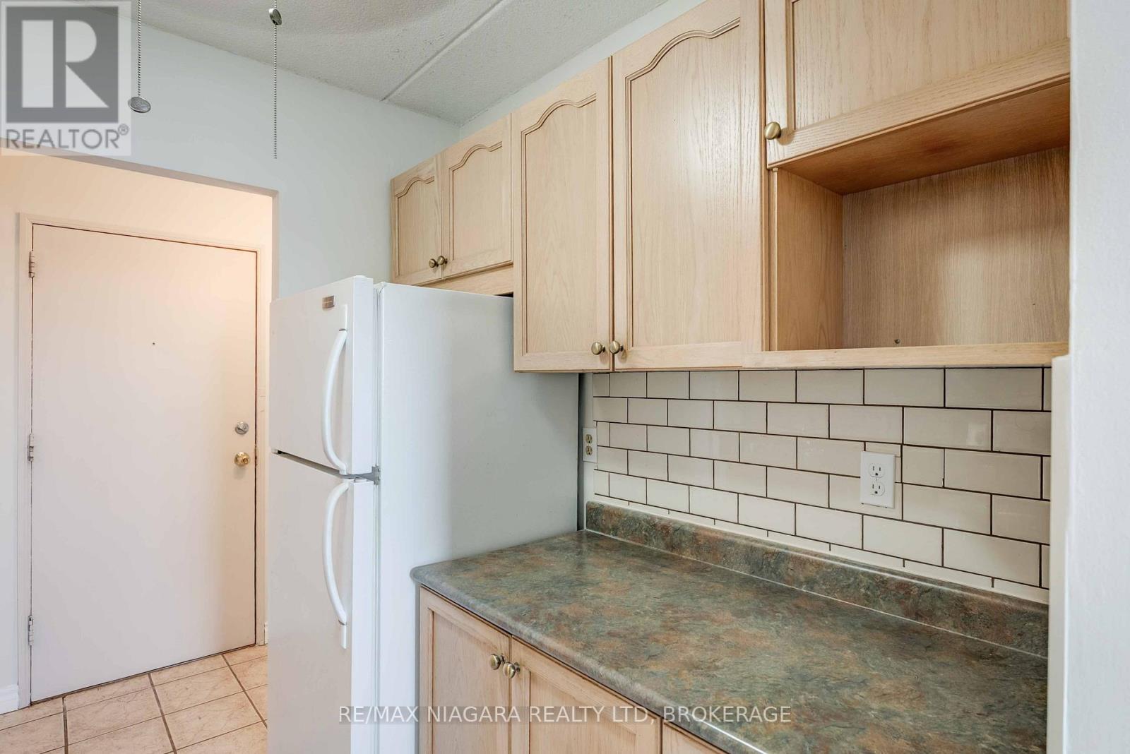 410 - 198 Scott Street, St. Catharines, Ontario  L2N 5T3 - Photo 11 - X12686050