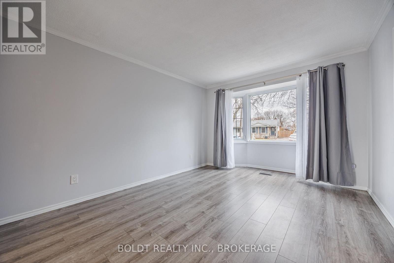 30 Lafayette Drive, St. Catharines, Ontario  L2N 6C2 - Photo 4 - X12686228