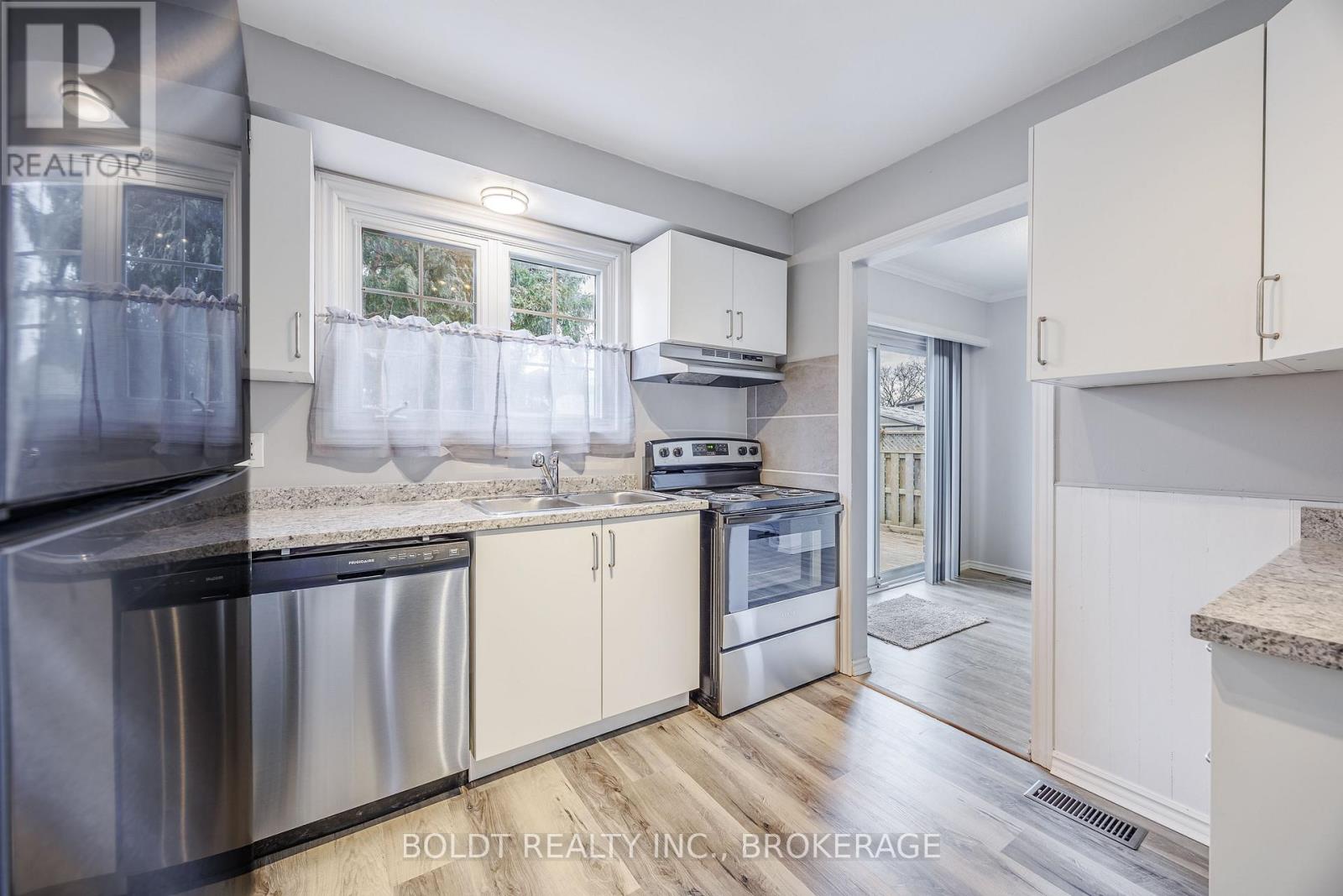 30 Lafayette Drive, St. Catharines, Ontario  L2N 6C2 - Photo 7 - X12686228