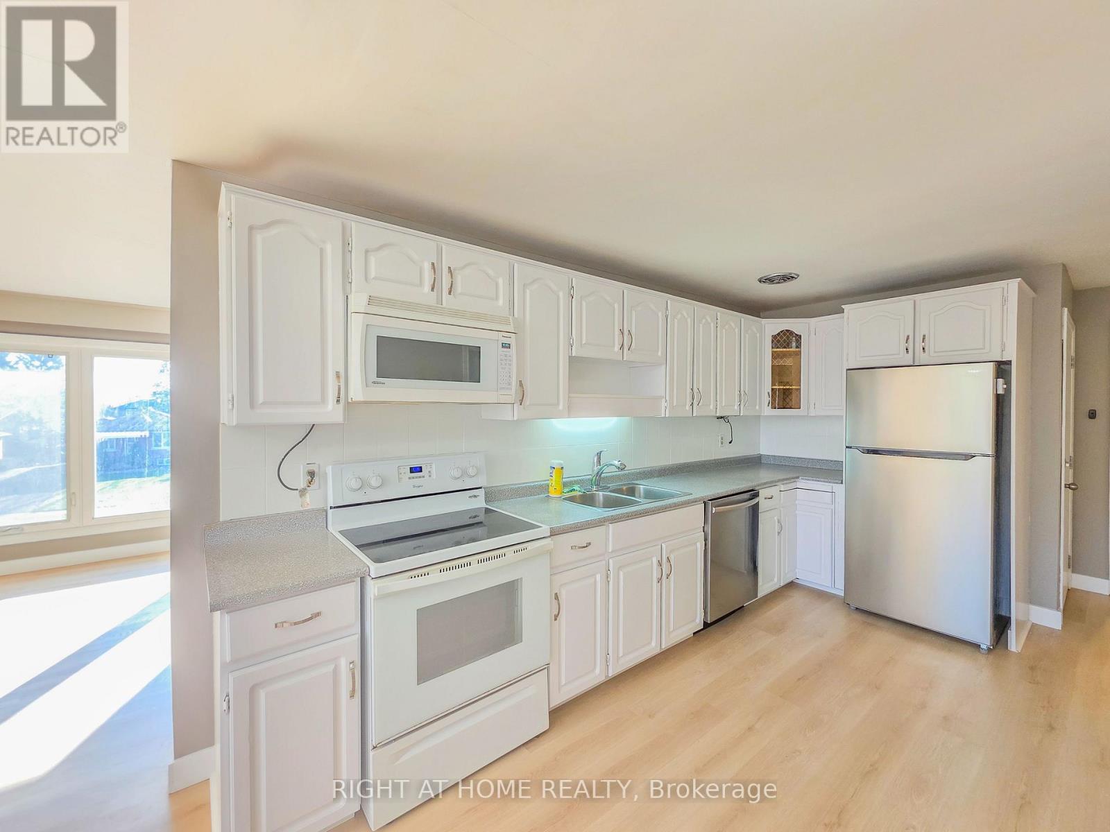 Upper - 488 Dean Avenue, Oshawa, Ontario  L1H 3E5 - Photo 4 - E12686092