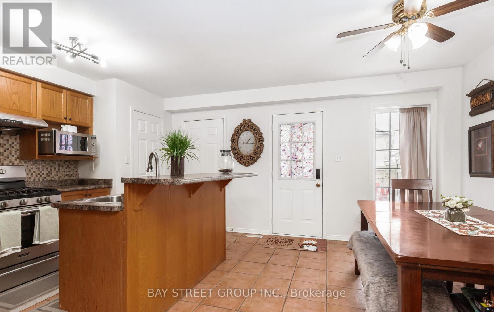 1104 Davis Lane, Milton, Ontario  L9T 5P9 - Photo 3 - W12685156