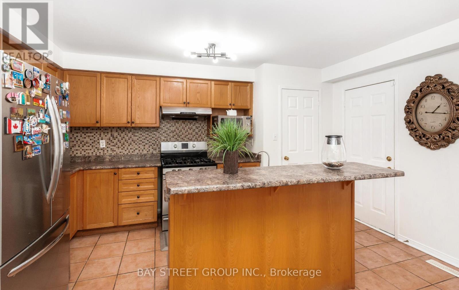 1104 Davis Lane, Milton, Ontario  L9T 5P9 - Photo 5 - W12685156