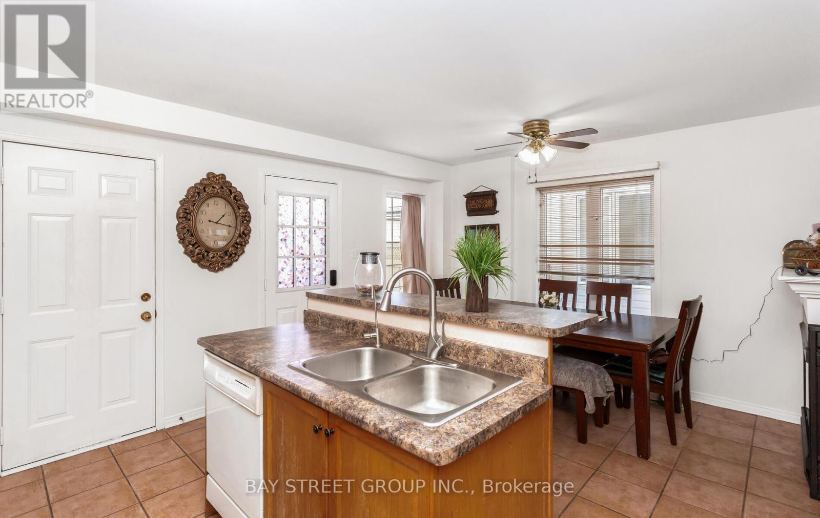 1104 Davis Lane, Milton, Ontario  L9T 5P9 - Photo 6 - W12685156