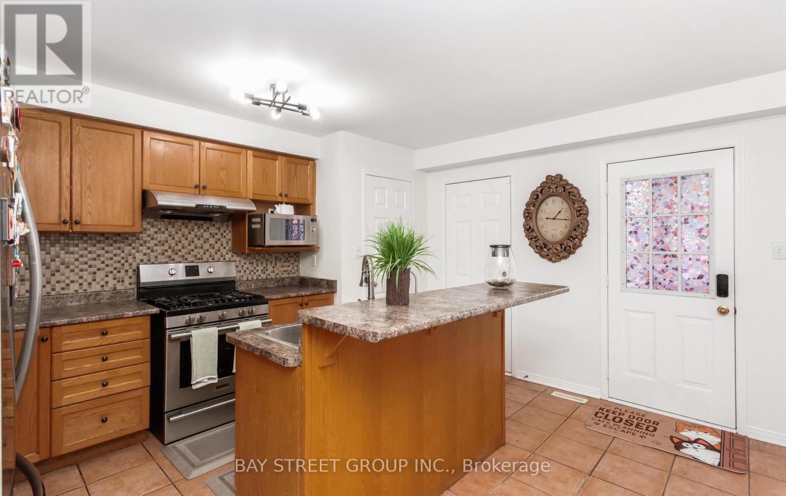 1104 Davis Lane, Milton, Ontario  L9T 5P9 - Photo 4 - W12685156