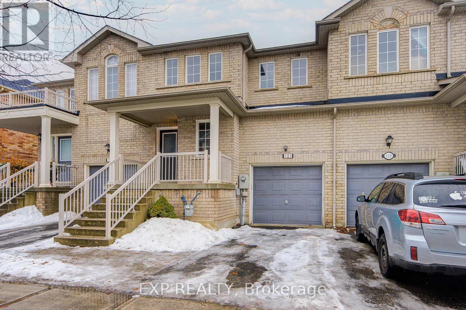 121 Hillwood Street, Markham, Ontario  L6C 3E6 - Photo 2 - N12686218