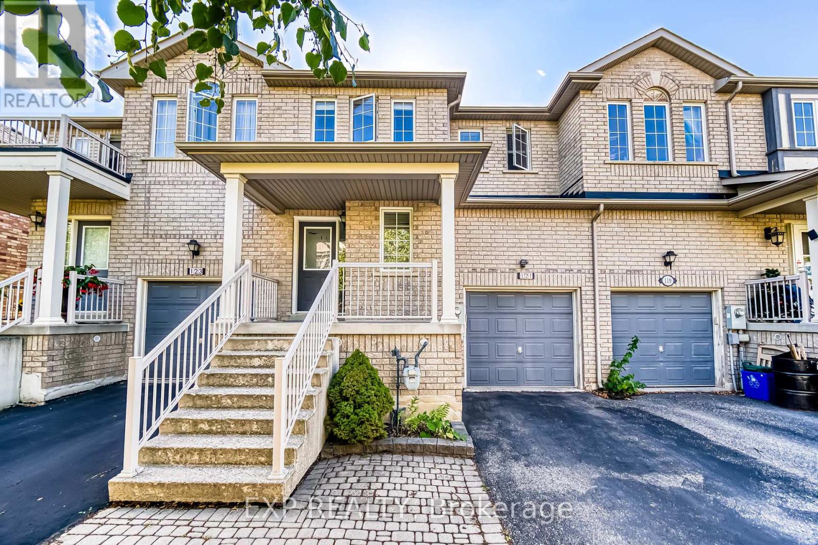 121 Hillwood Street, Markham, Ontario  L6C 3E6 - Photo 3 - N12686218