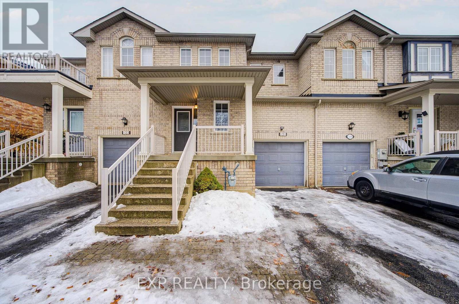 121 Hillwood Street, Markham, Ontario  L6C 3E6 - Photo 4 - N12686218