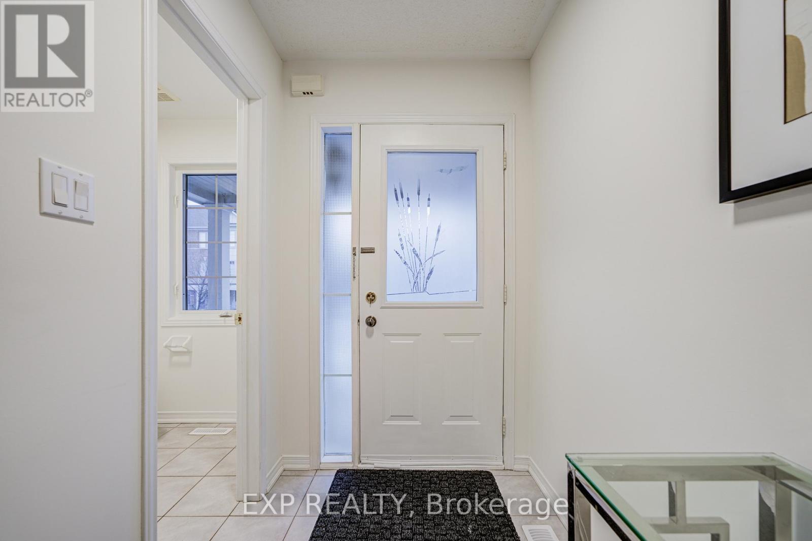 121 Hillwood Street, Markham, Ontario  L6C 3E6 - Photo 5 - N12686218