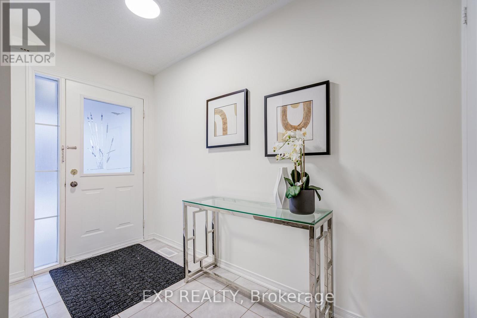 121 Hillwood Street, Markham, Ontario  L6C 3E6 - Photo 6 - N12686218