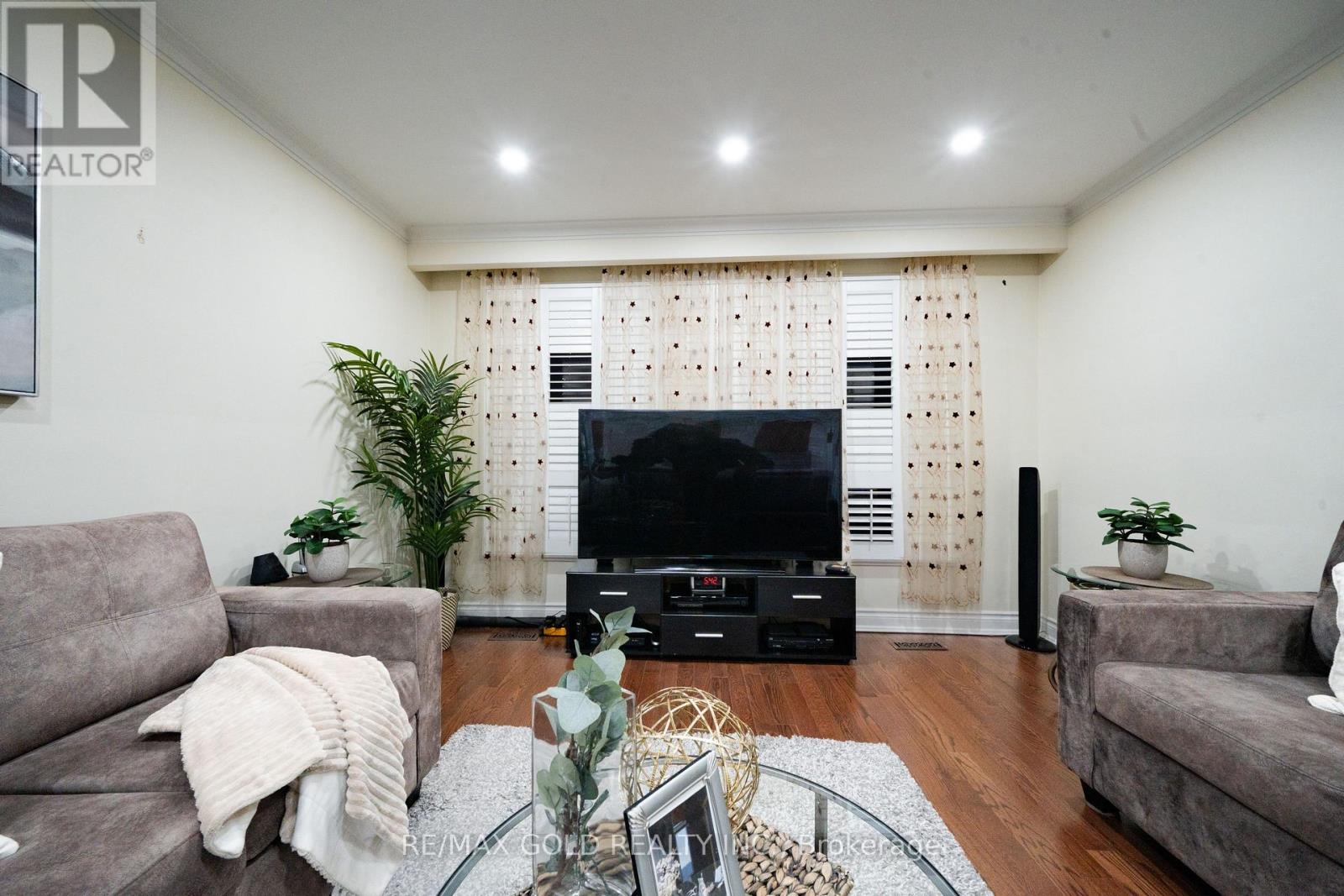 40 Maryhill Drive, Toronto, Ontario  M9V 3C2 - Photo 11 - W12686256