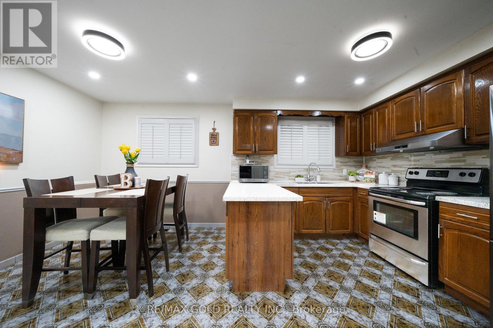 40 Maryhill Drive, Toronto, Ontario  M9V 3C2 - Photo 18 - W12686256