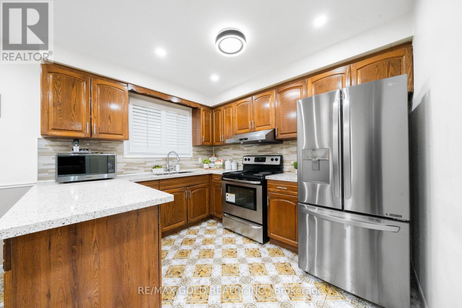 40 Maryhill Drive, Toronto, Ontario  M9V 3C2 - Photo 19 - W12686256