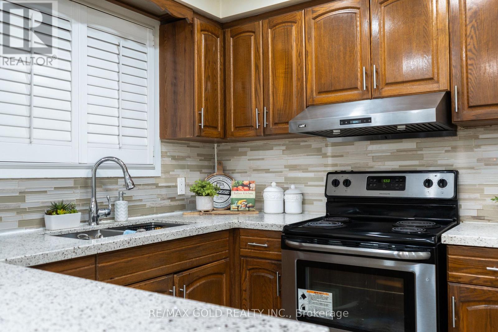 40 Maryhill Drive, Toronto, Ontario  M9V 3C2 - Photo 20 - W12686256