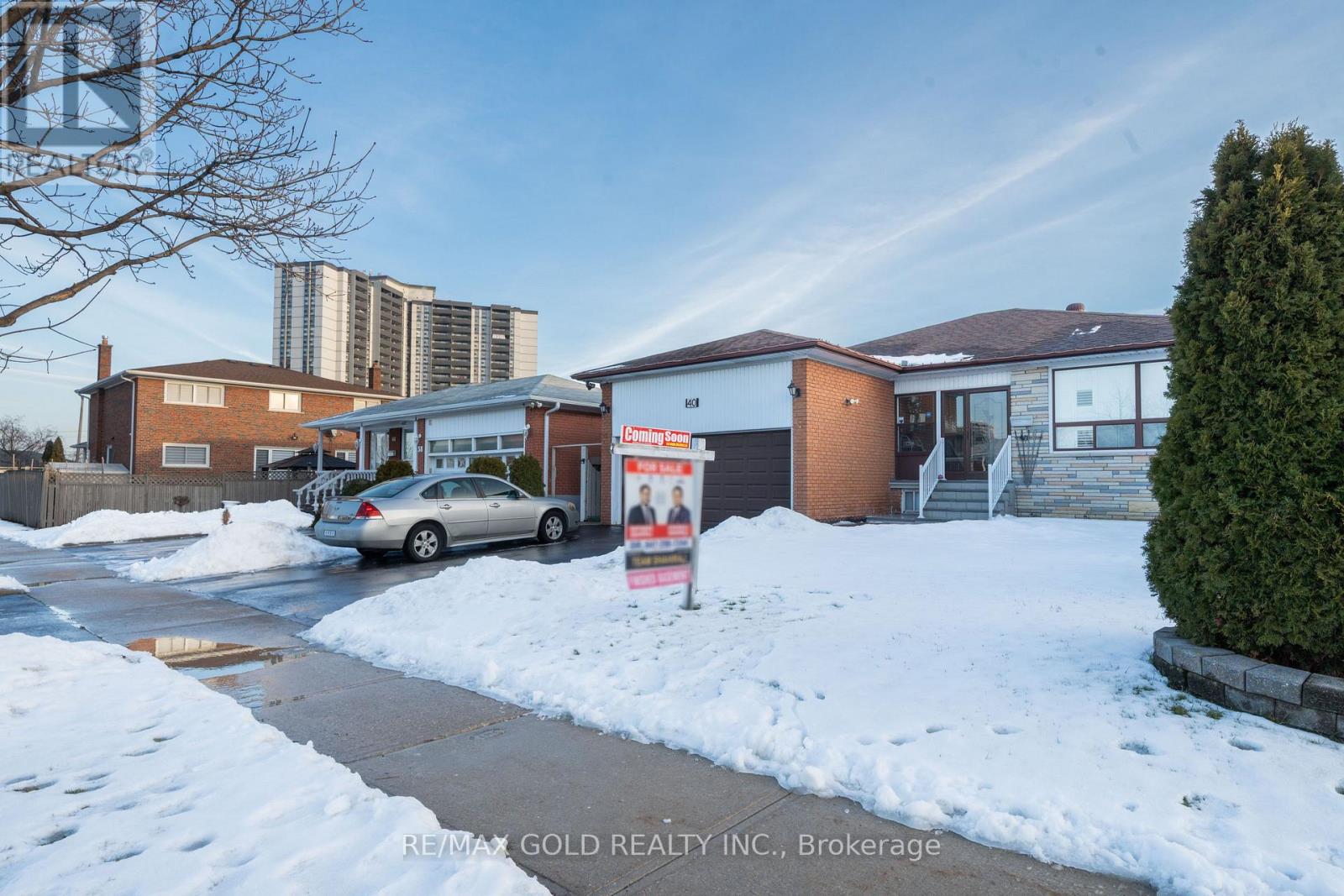 40 Maryhill Drive, Toronto, Ontario  M9V 3C2 - Photo 4 - W12686256