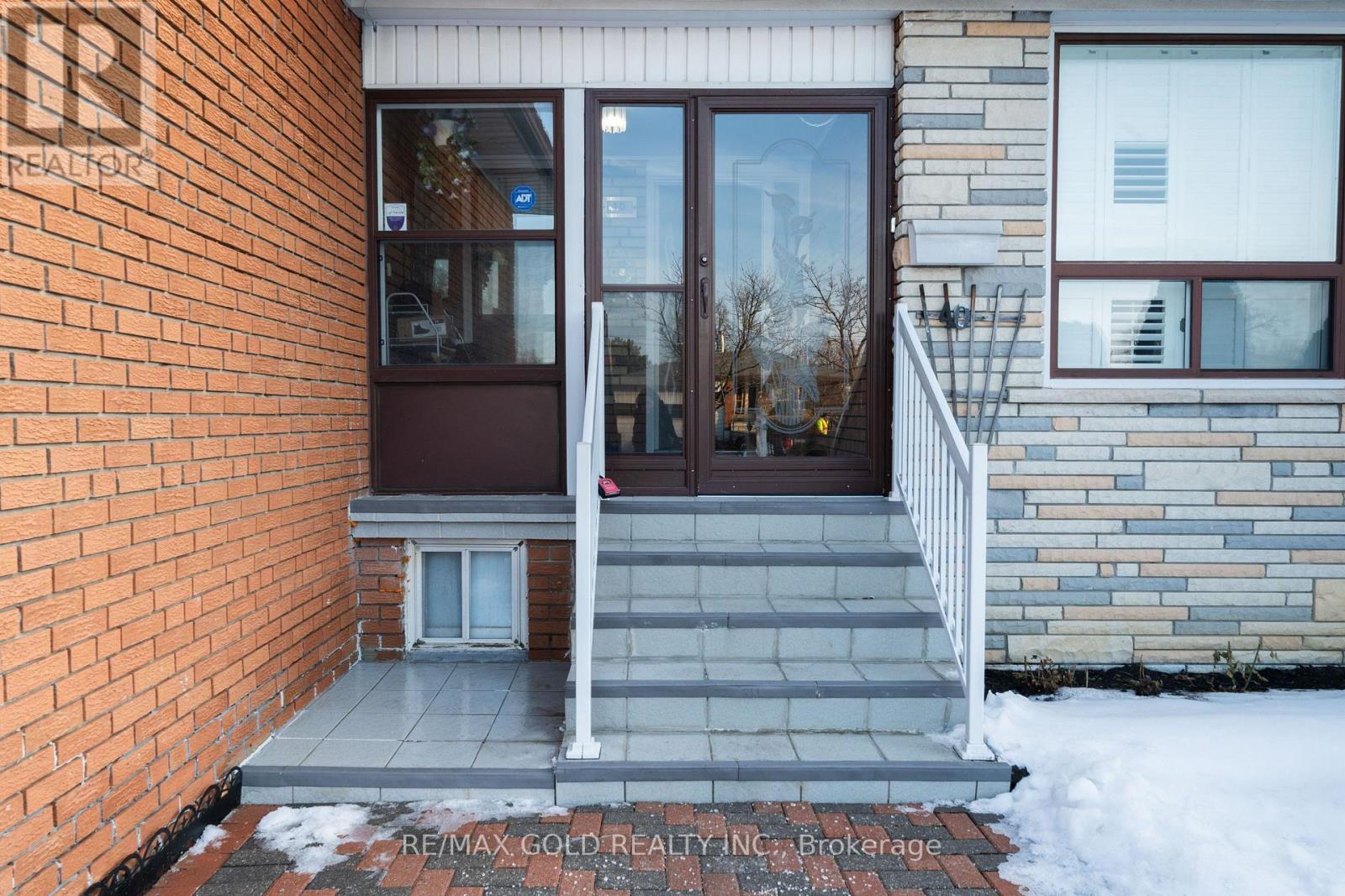 40 Maryhill Drive, Toronto, Ontario  M9V 3C2 - Photo 6 - W12686256