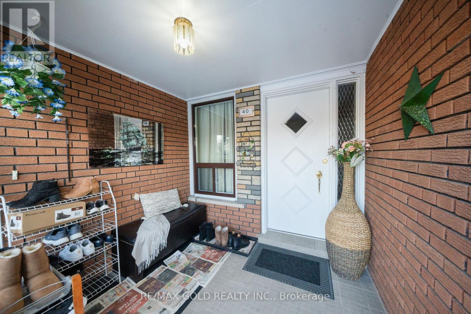 40 Maryhill Drive, Toronto, Ontario  M9V 3C2 - Photo 7 - W12686256