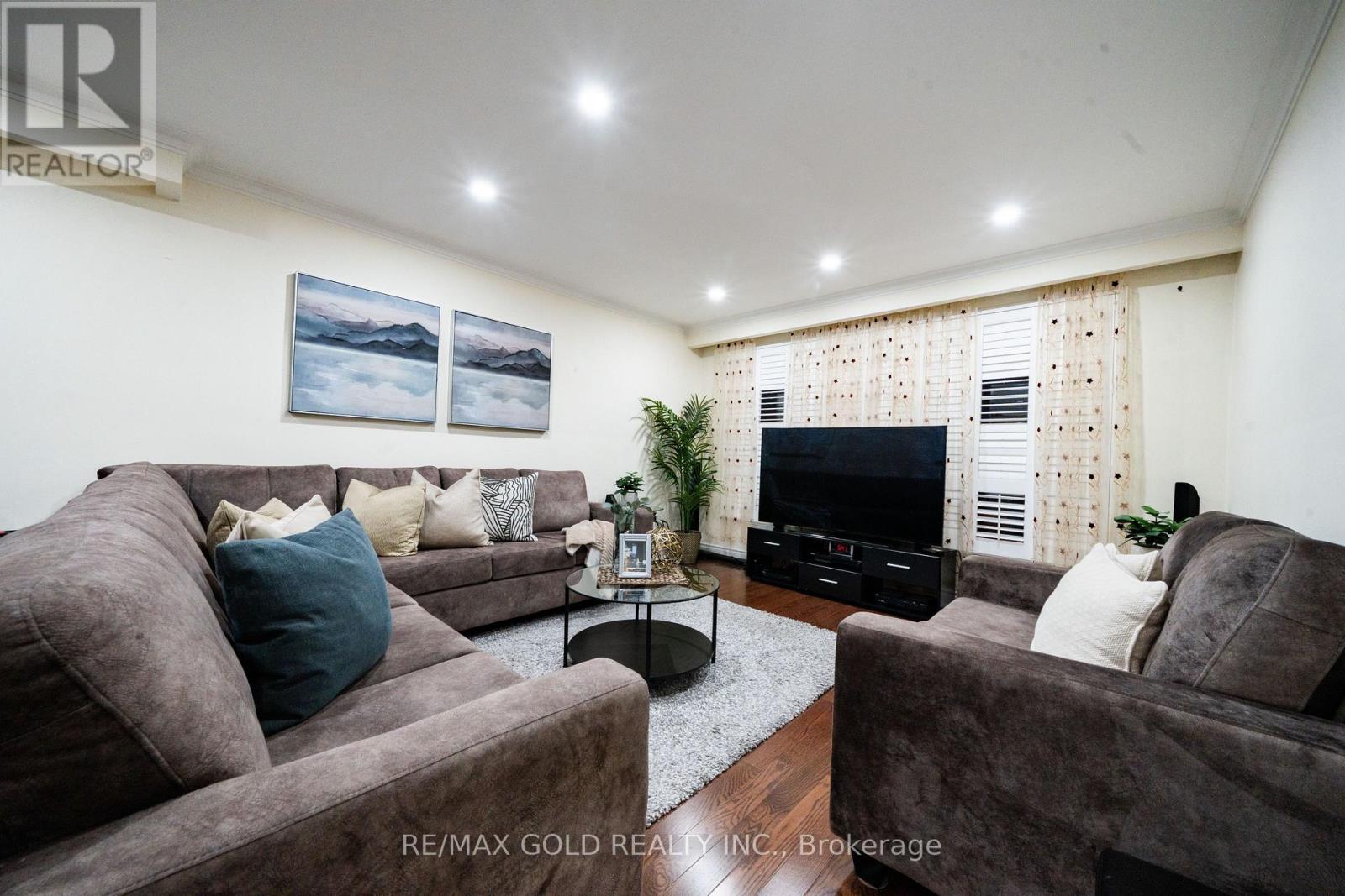 40 Maryhill Drive, Toronto, Ontario  M9V 3C2 - Photo 9 - W12686256