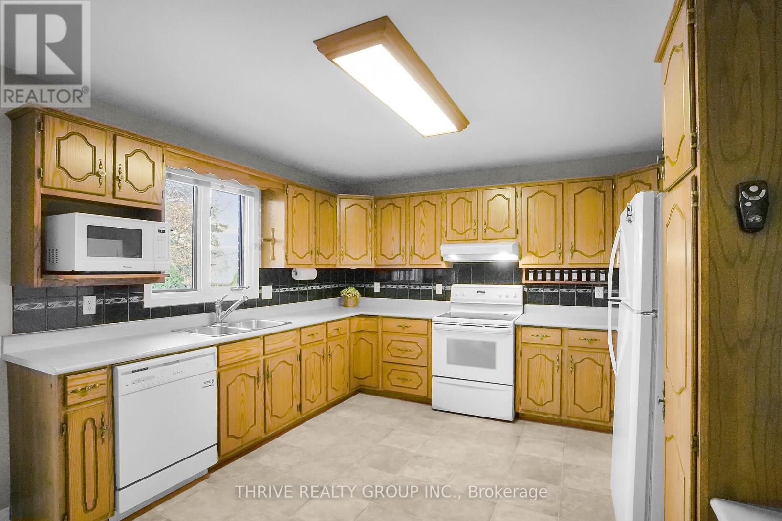 24 Parkview Crescent, Strathroy-Caradoc, Ontario  N7G 4A3 - Photo 16 - X12686404