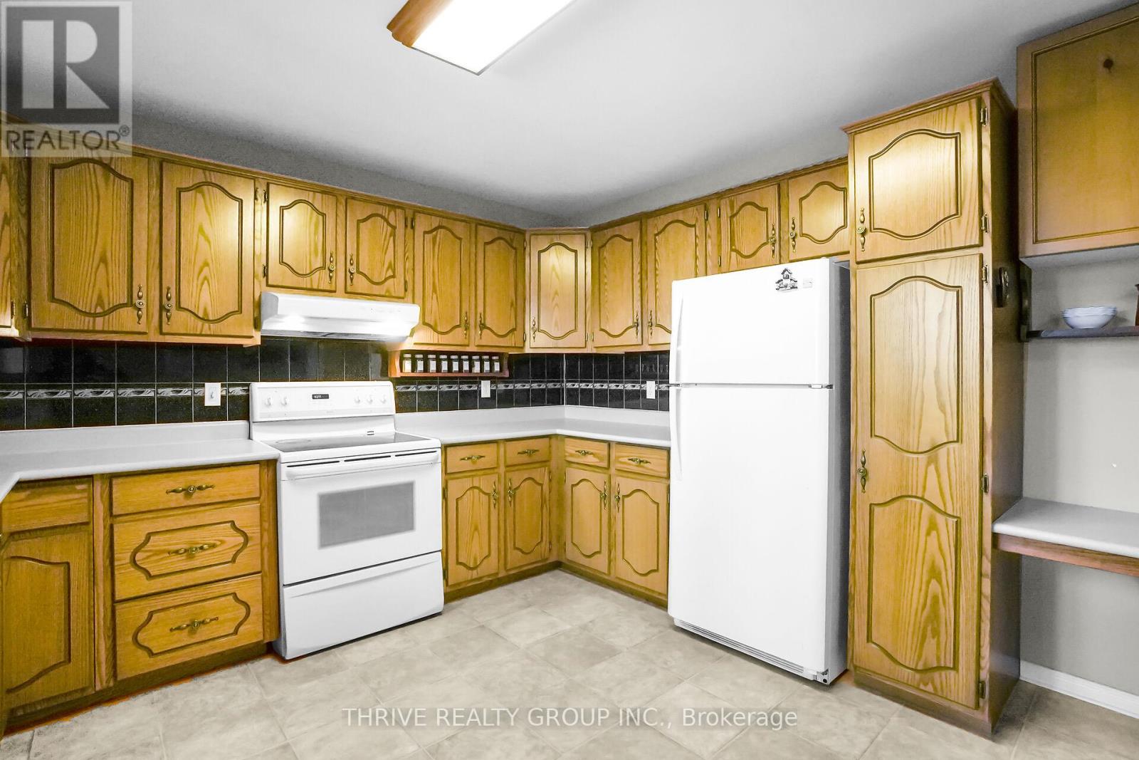 24 Parkview Crescent, Strathroy-Caradoc, Ontario  N7G 4A3 - Photo 18 - X12686404